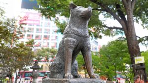 La statue de Hachiko, le chien célèbre pour sa fidélité à Shibuya