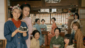 Série japonaise qui dépeint le quotidien des maiko vivant en communauté dans le quartier des geishas, en mettant l'accent sur leurs habitudes alimentaires