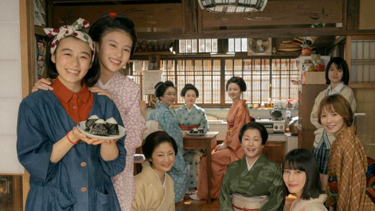 Série japonaise qui dépeint le quotidien des maiko vivant en communauté dans le quartier des geishas, en mettant l'accent sur leurs habitudes alimentaires