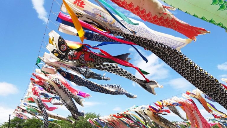 Les carpes koï de la Fête des Enfants qui flottent dans le ciel