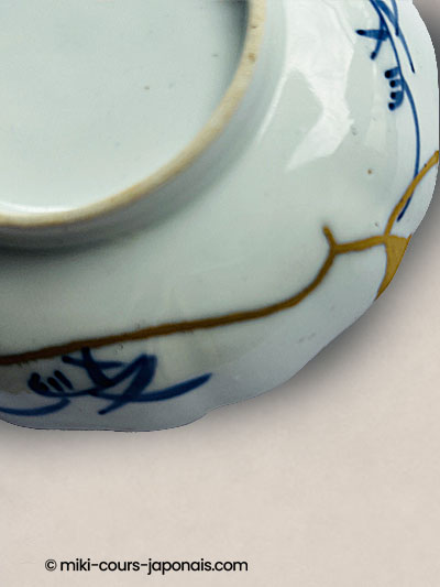 Pinceau fin utilisé pour le saupoudrage d'or du kintsugi