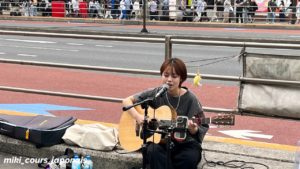 xplorez l'univers des "rojō myūjishan" : une mini-lecture sur les musiciens de rue japonais, adaptée aux niveaux A1-A2-B1. Découvrez ces artistes qui animent les abords des gares et les espaces verts du Japon.