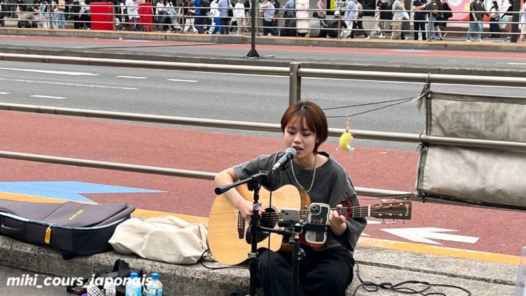 xplorez l'univers des "rojō myūjishan" : une mini-lecture sur les musiciens de rue japonais, adaptée aux niveaux A1-A2-B1. Découvrez ces artistes qui animent les abords des gares et les espaces verts du Japon.