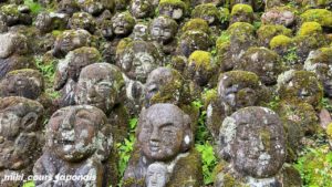 Le temple Otagi Nenbutsu-ji à Kyoto et ses 1 200 statues de rakan en pierre