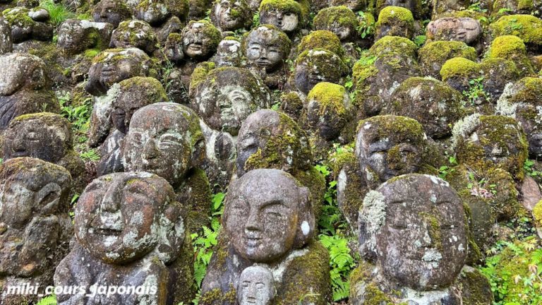 Le temple Otagi Nenbutsu-ji à Kyoto et ses 1 200 statues de rakan en pierre