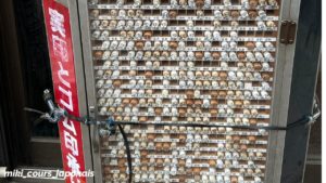 Le tampon, encore largement utilisé au Japon aujourd'hui, plutôt que la signature manuscrite