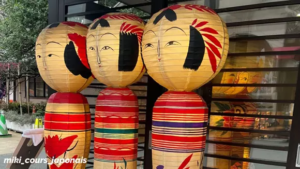 despoupées en bois japonaises dans un jardin