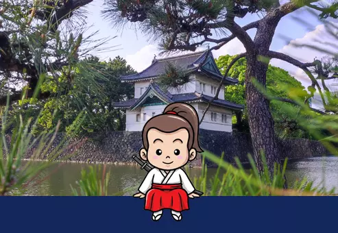Petit samouraï assis devant la Tatsumi-yagura du Palais impérial de Tokyo