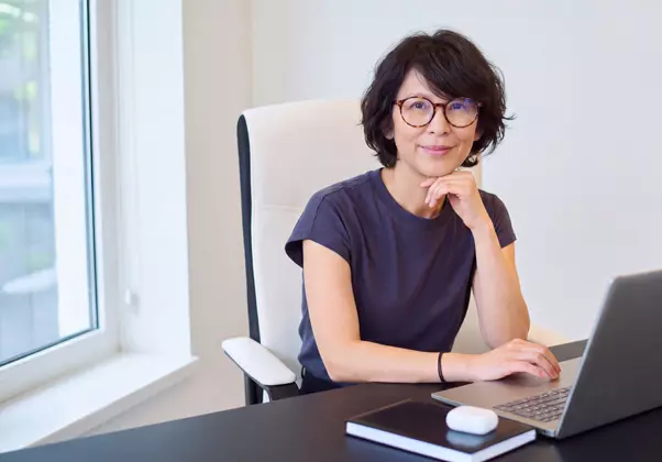Miki Takeshima devant son ordinateur portable, pendant un cours de japonais en visioconférence