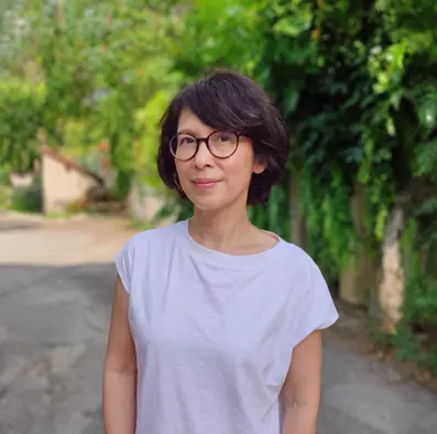 Miki Takeshima, professeure native de japonais, en extérieur dans un jardin